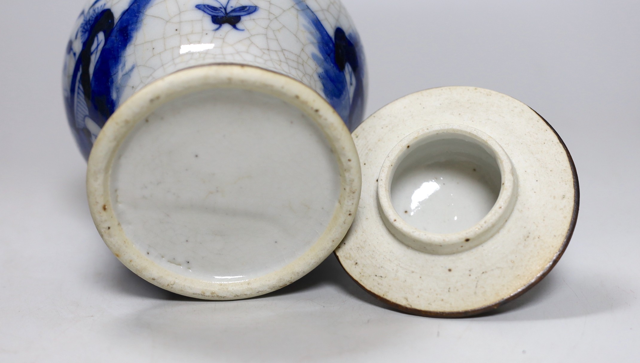 A 19th century Chinese blue and white crackle glaze vase and cover, 20cm